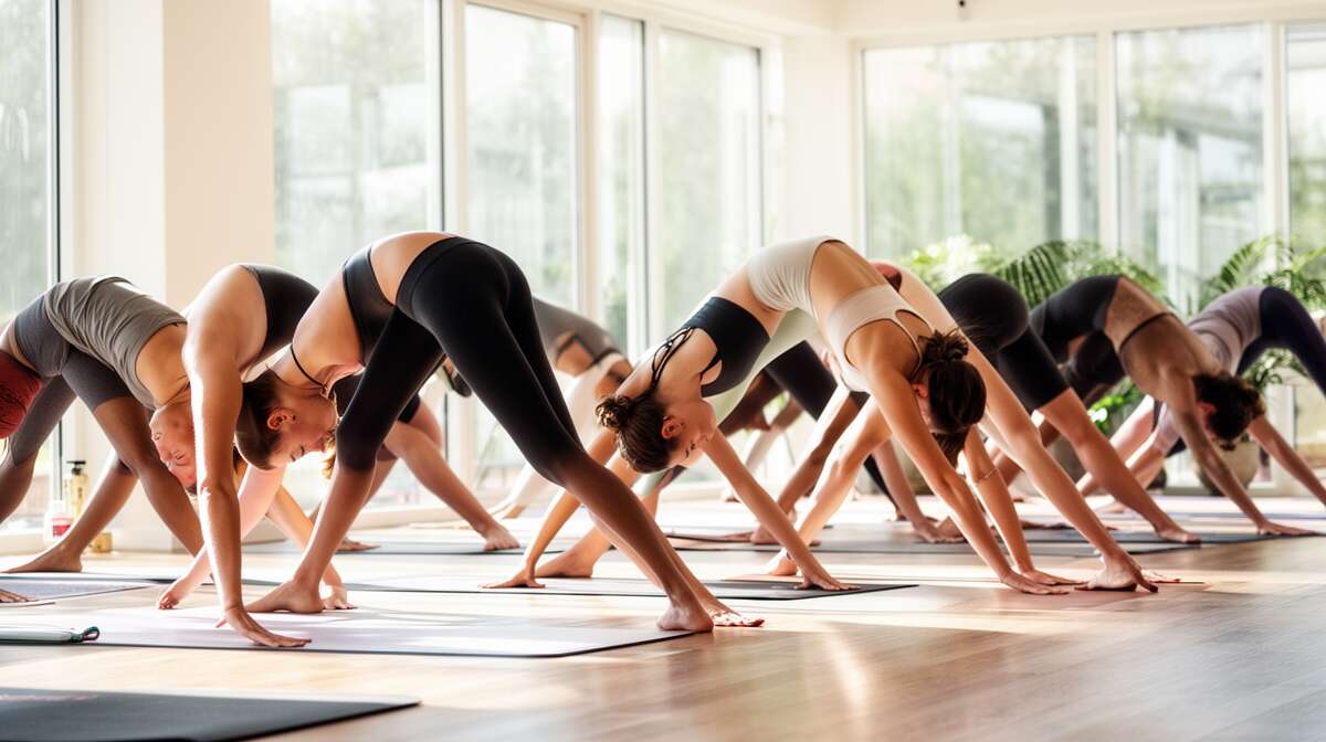 Encha&icirc;nement chien t&ecirc;te en bas : travailler les jambes et les fessiers