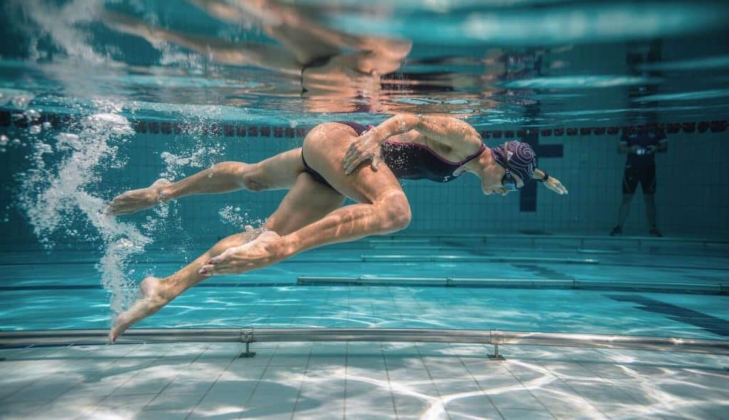 Natation : comment éviter que tes jambes ne coulent ?