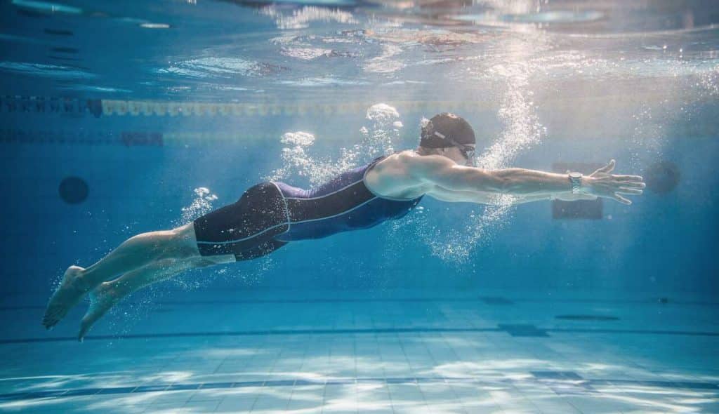 Améliorez votre crawl : le geste parfait pour nager efficacement
