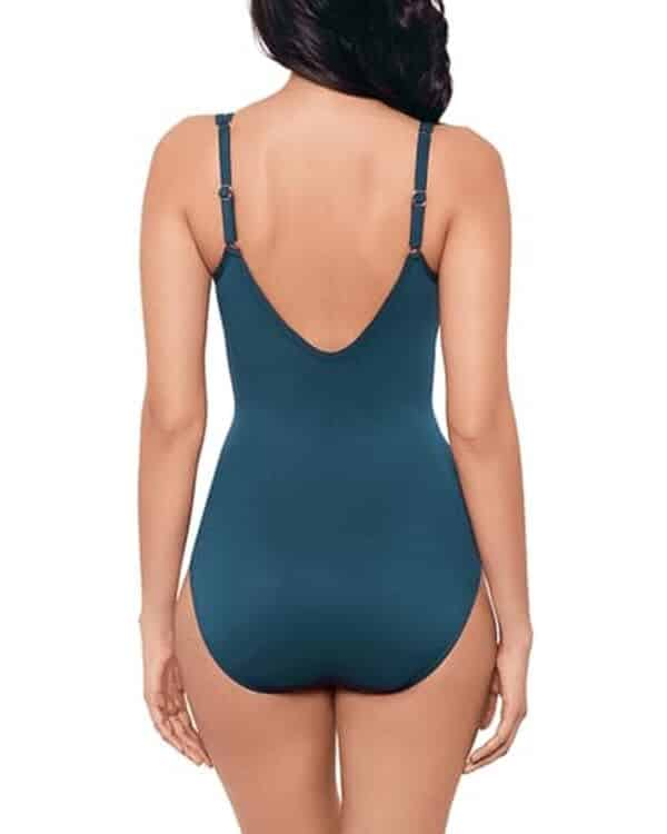 Découvrez notre avis détaillé sur le maillot Miraclesuit Madero bonnet DD : confort, maintien et style pour les femmes à forte poitrine.
