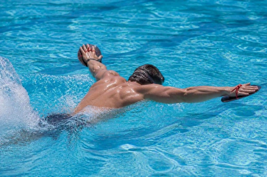 Utiliser des plaquettes de natation : les bienfaits du travail de résistance pour les épaules