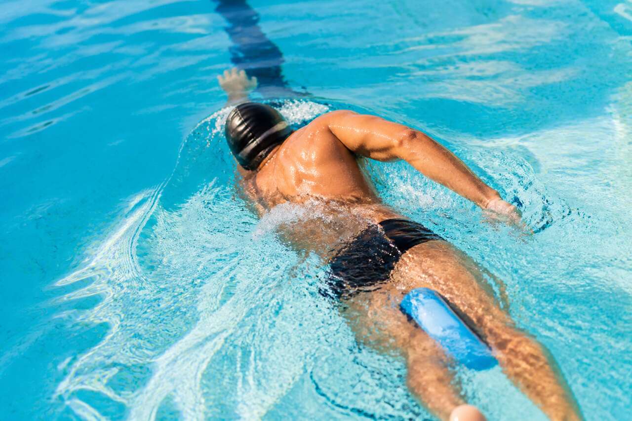 Exercices efficaces avec pull-buoy pour alignement et bras plus forts Exercices efficaces avec pull-buoy pour alignement et bras plus forts