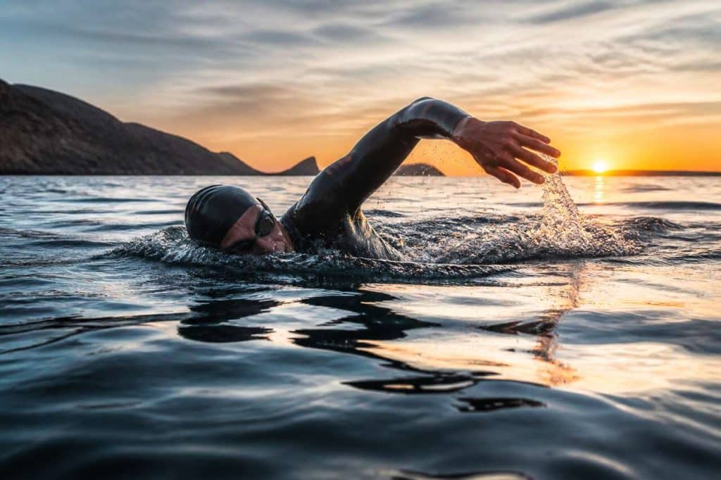 La natation dans le triathlon : les bienfaits de cette discipline pour préserver les articulations du coureur