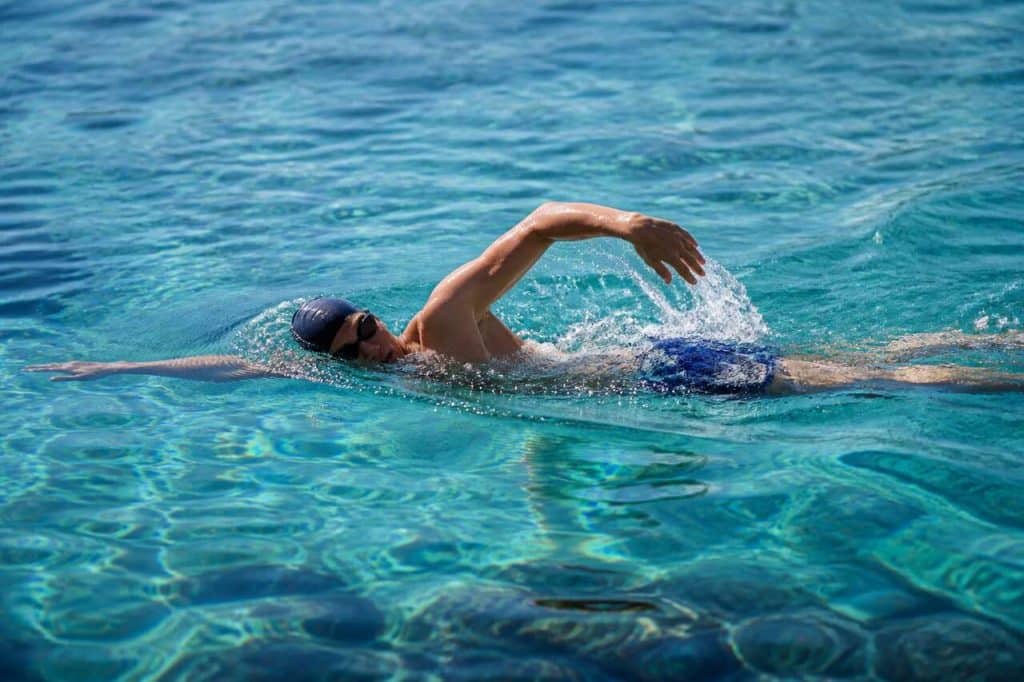 Travailler son endurance fondamentale dans l'eau : les bienfaits à long terme sur la santé cardiaque