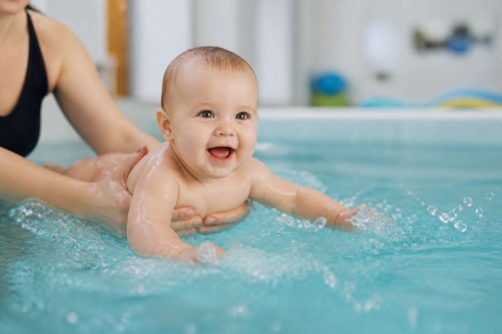 Les séances de bébé nageur : analyse des bienfaits pour l'éveil moteur et la confiance des tout-petits