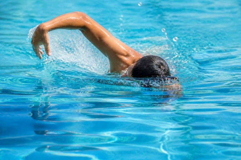 Pratique de la nage libre : quels bienfaits pour l'endurance et la silhouette ?