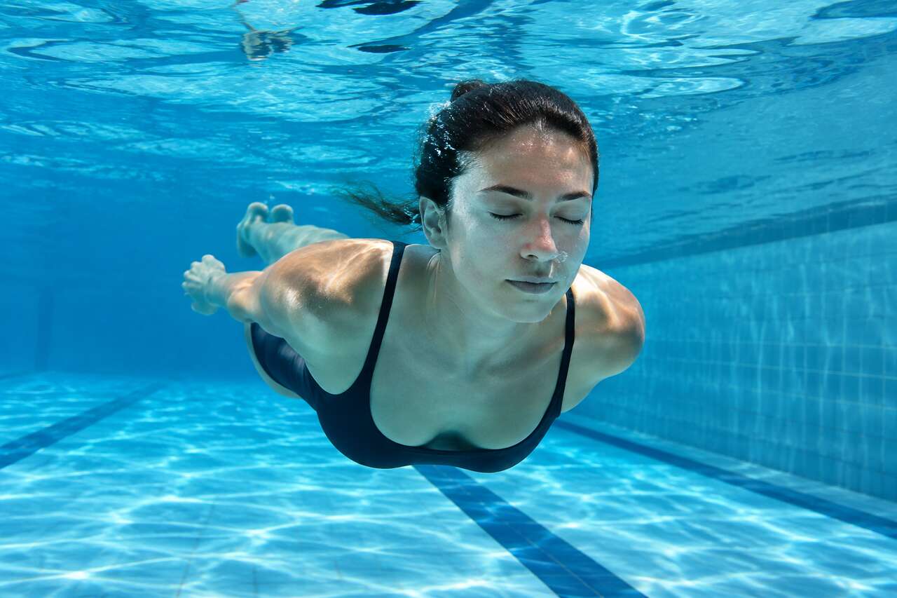 Apn&eacute;e en natation : de quoi parle-t-on et pourquoi elle attire les nageurs stress&eacute;s
