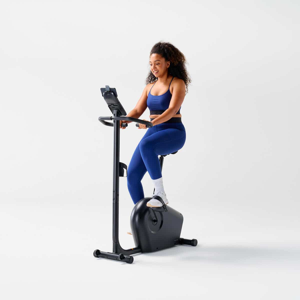 Test du vélo d'appartement Decathlon EB140 B : résistance motorisée